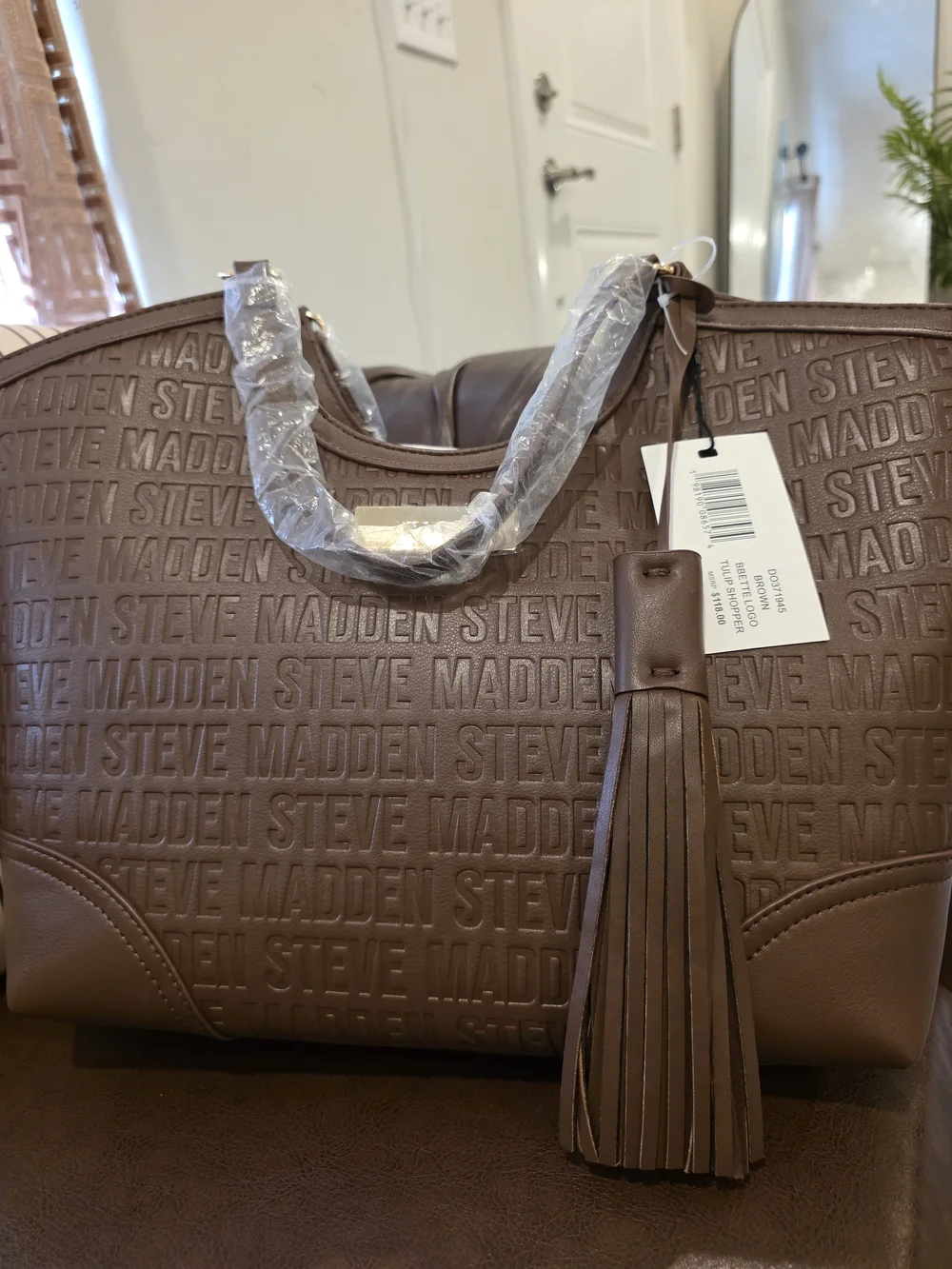Steve Madden structured messenger